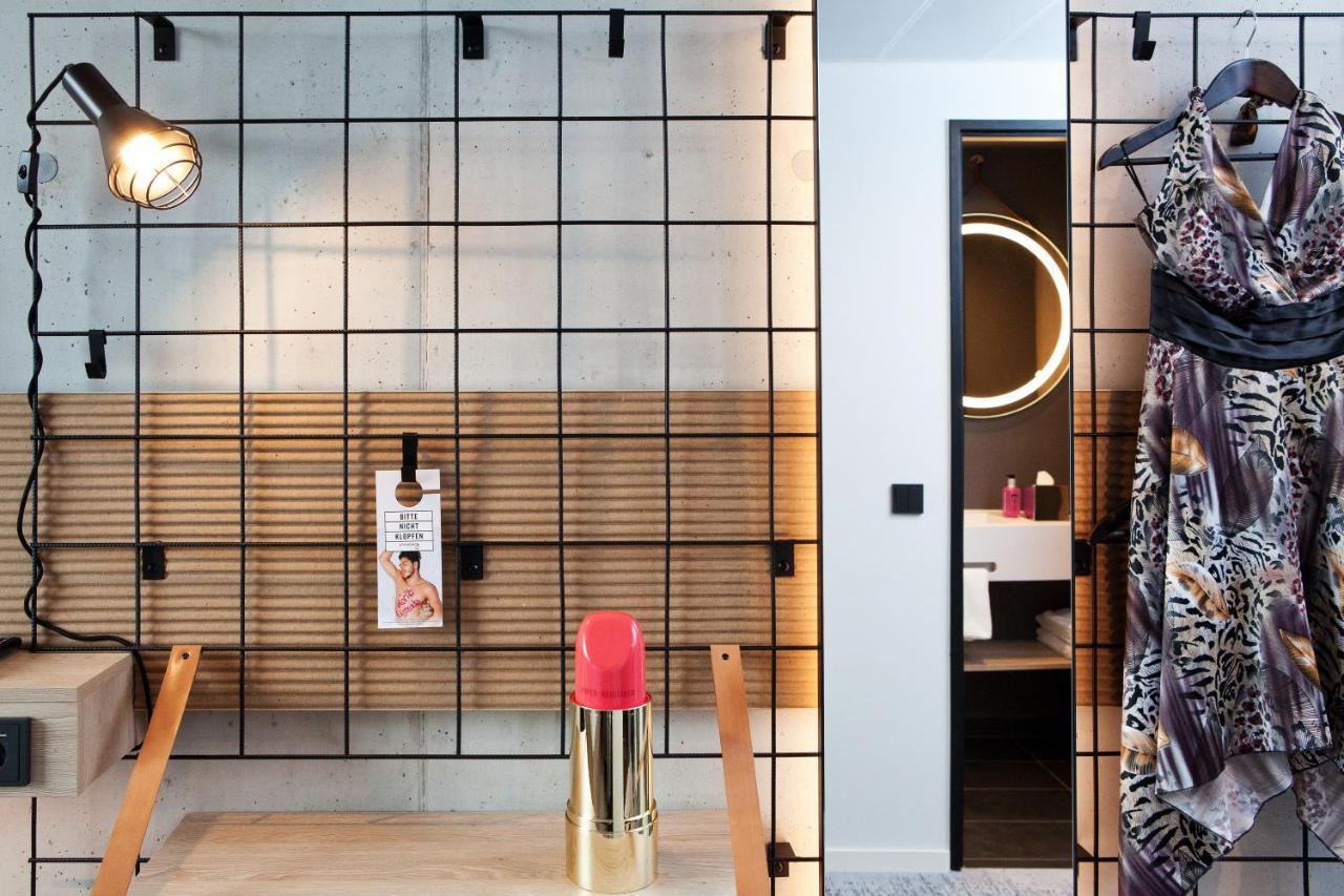Hotel Moxy East 3*