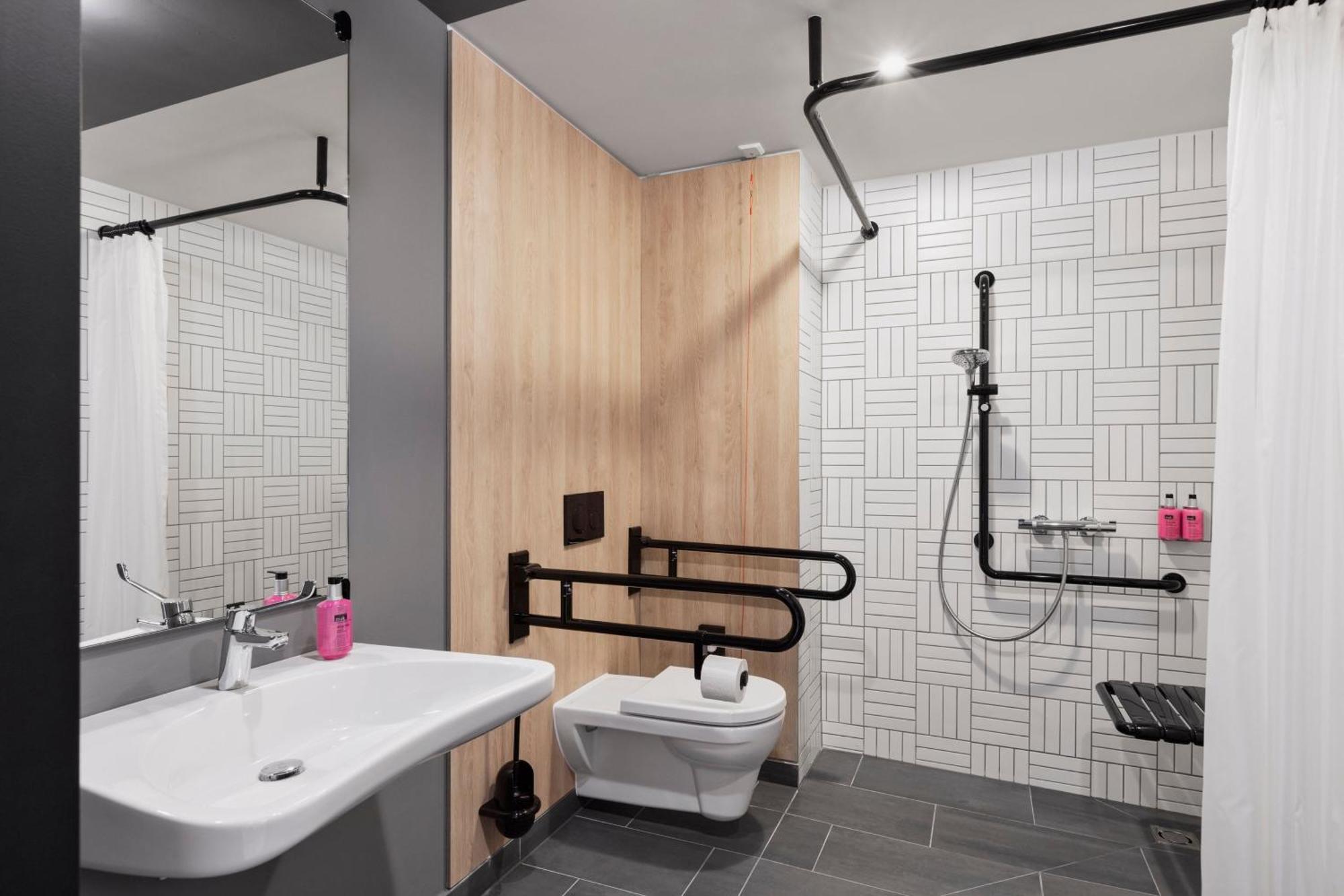 Moxy East Hotel 3*
